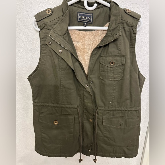 C’est cargo style Sherpa vest.  Size 1xl - Picture 1 of 4